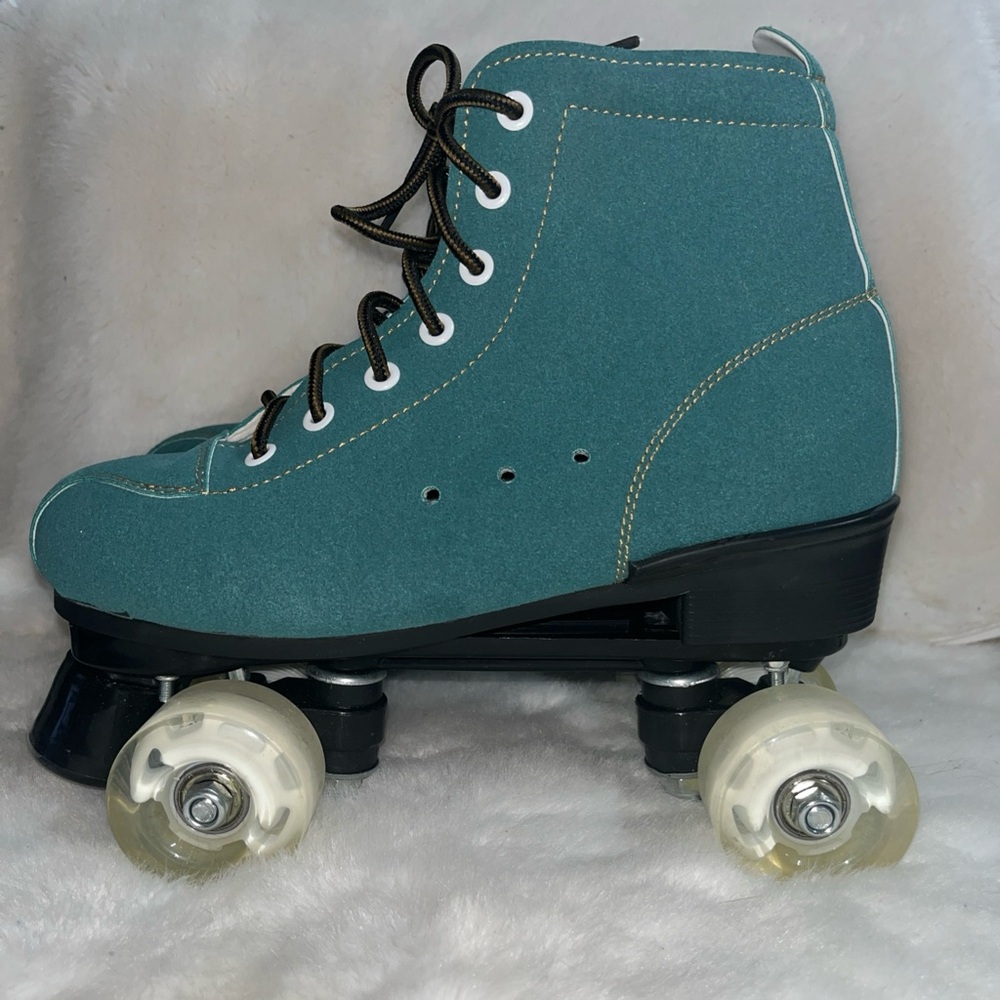 Unisex Roller Skates Green Cow Hide Size 41  Size 9 Flashing Lights Wheel